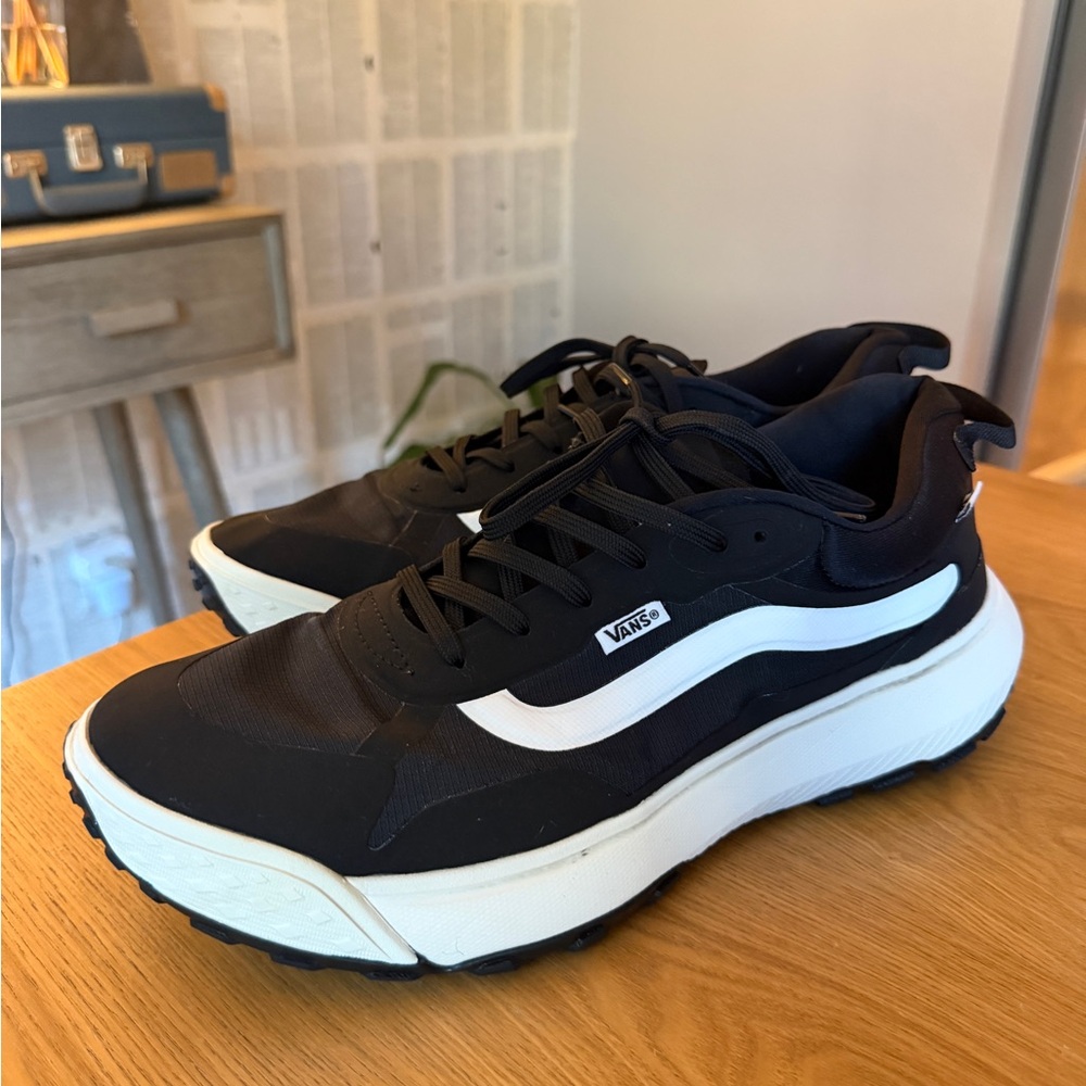 Vans Men's Ultrarange Black and White Sneakers